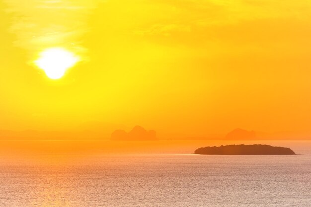 夕日の海にたくさんの小さな島々