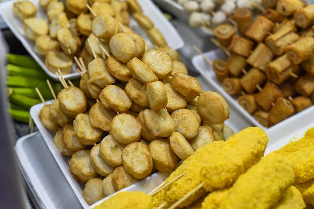 Много закусок и морепродуктов на вьетнамском ночном рынке на фестивале еды