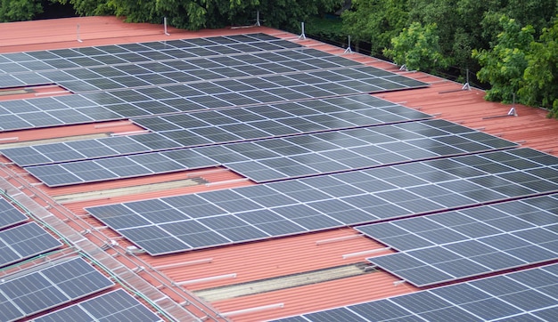 Многие солнечные панели на крыше Чистые и современные солнечные элементы защищают окружающую среду возобновляемая энергия