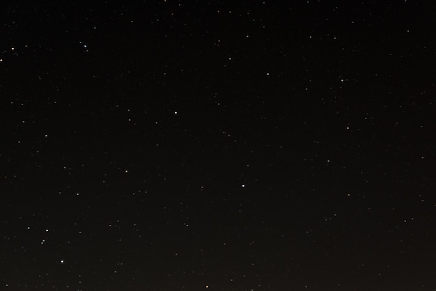 夜の黒い空にたくさんの星星がたくさんある本当の暗い夜空夜空の背景