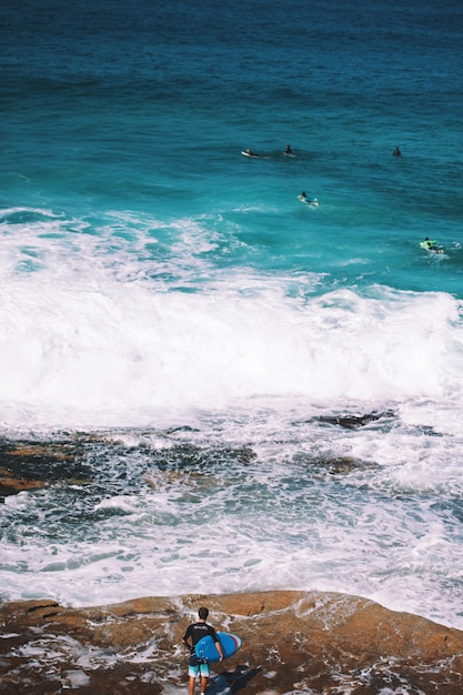 写真 海の多くのサーファー