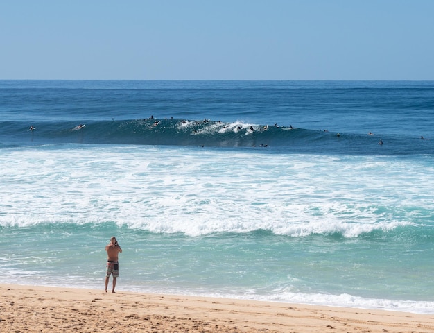 Molti surfisti in attesa di una grande onda nel mare a banzai pipeline sulla costa nord di oahu hawaii