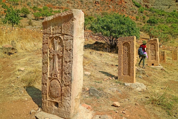 Molti degli antichi khachkar sopravvissuti o pietre incrociate armene all'interno del monastero di noravank armenia