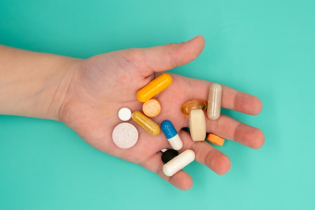 Многие таблетки в руках ребенка следует принимать на синем фоне