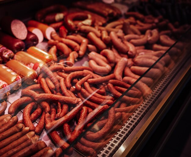 Photo many types of sausage products in the store