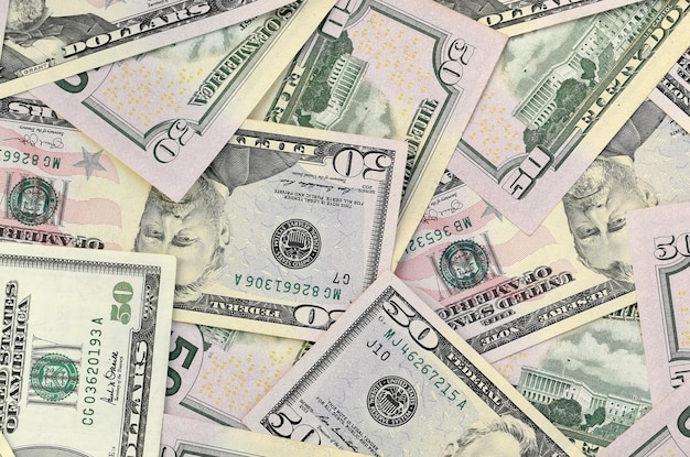 Многие пятидесятидолларовые банкноты США на плоской поверхности крупным планом Плоский вид сверху Абстрактная бизнес-концепция