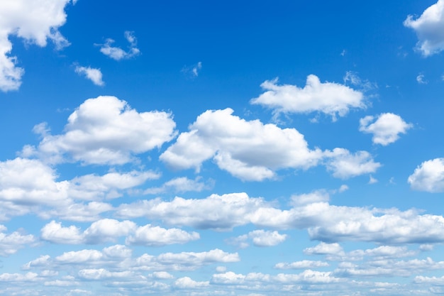 夏の青空に白い雲がたくさん