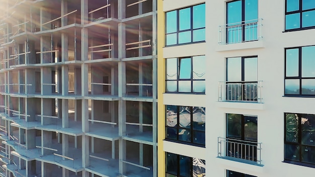 건설 중인 새 아파트 건물 외관에 많은 창문이 있습니다. 부동산 개발.