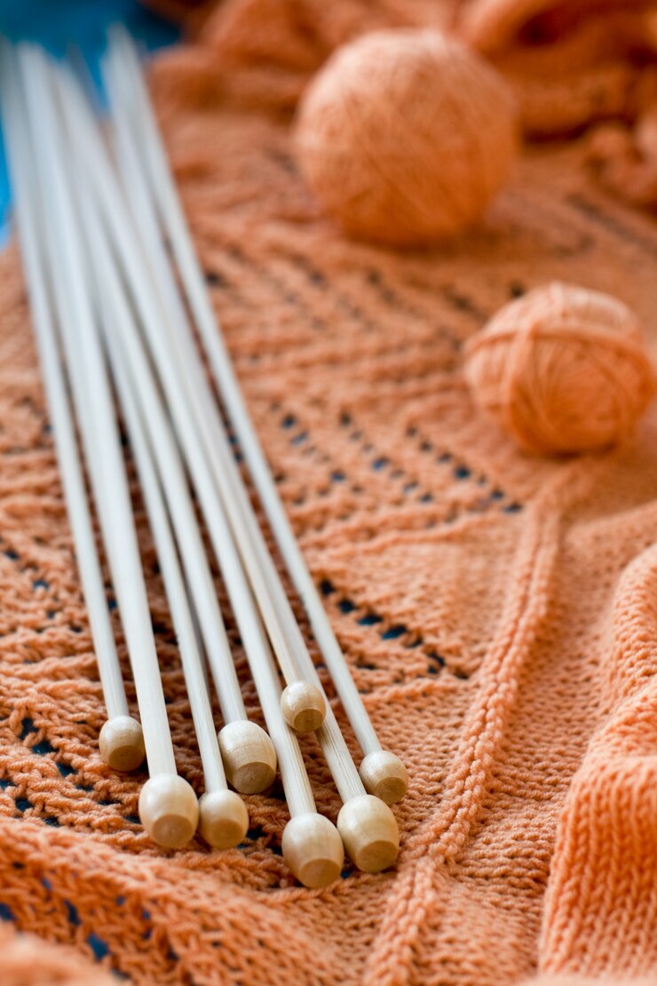 Photo many wooden spokes lie on an orange knitted plaid