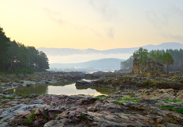 Manzherok stroomversnellingen in het Altai-gebergte Dawn over de rotsachtige oever van de rivier de Katun