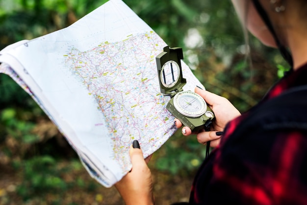 Foto mappa di controllo nella foresta