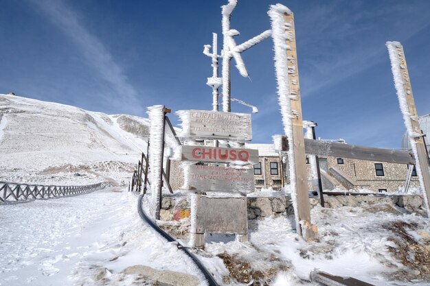 Foto map met aanduiding van gesloten toevluchtsoord in de bergen campo imperatore gran sasso italië