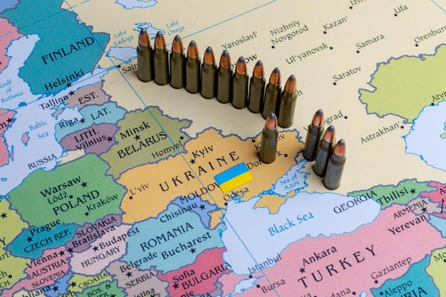 Foto mappa dell'ucraina con ostilità improvvisate concept