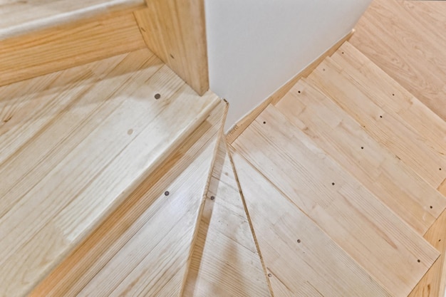 Foto maple is een populaire lichtgekleurde houten kleur voor trappen