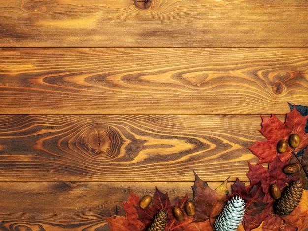 Photo maple leaves on the wooden board. autumn background