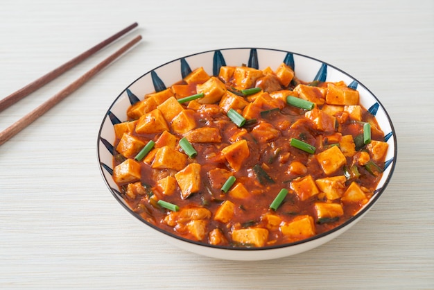 Mapo Tofu - Het traditionele Sichuan-gerecht van zijden tofu en rundergehakt, boordevol mala-smaak van chili-olie en Sichuan-peperkorrels - Aziatisch eten