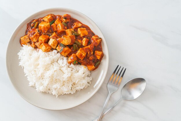 Mapo Tofu - Het traditionele Sichuan-gerecht van zijden tofu en rundergehakt, boordevol mala-smaak van chili-olie en Sichuan-peperkorrels - Aziatisch eten