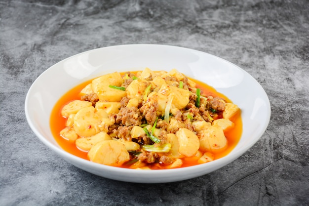 Mapo Tofu, populair Chinees gerecht, Het klassieke recept bestaat uit silken tofu