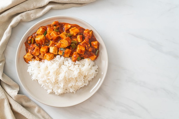 Mapo tofu il piatto tradizionale del sichuan a base di tofu di seta e carne macinata ricca di sapore di mala da olio di peperoncino e grani di pepe di sichuan