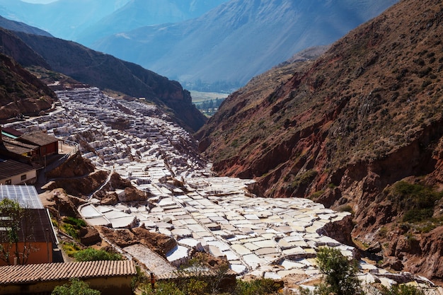 Maras-zoutvijvers gelegen aan de Urubamba, Peru