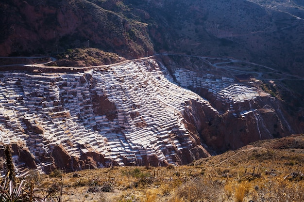 Foto maras-zoutvijvers gelegen aan de urubamba, peru