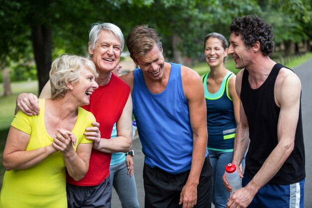 Marathon atleten poseren en lachen