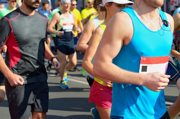 Foto marathon lopende race, lopers op weg, sport, fitness en gezond levensstijlconcept