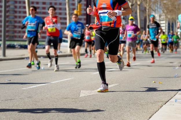 Foto marathon lopende race, veel lopers voeten op weg racen, sport concurrentie, fitness en een gezonde levensstijl concept