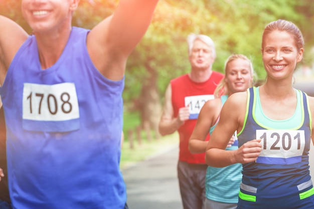 Foto atleta maschio di maratona che taglia il traguardo