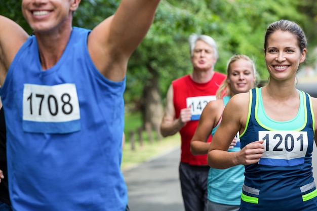 Marathon mannelijke atleet kruising van de finishlijn