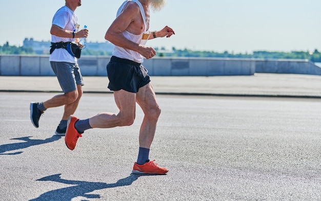 Corridori della maratona sull'evento sportivo di fitness su strada di città