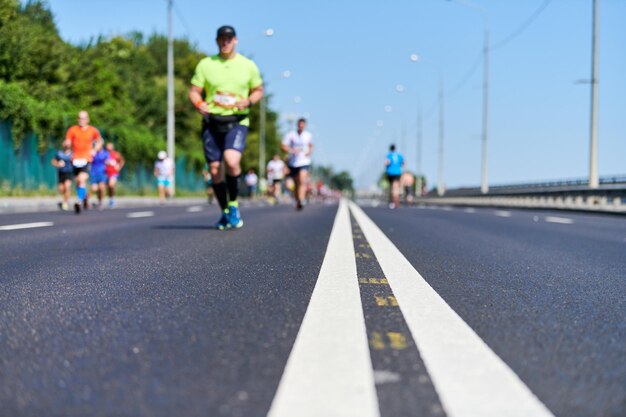 写真 都市道路でのマラソンランナーコピースペースの競争屋外でのストリートスプリント