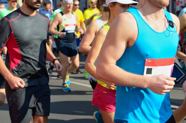 Foto maratona di corsa, corridori su strada, sport, fitness e concetto di stile di vita sano