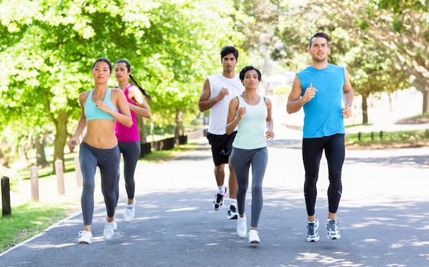 Marathonatleten die op straat lopen