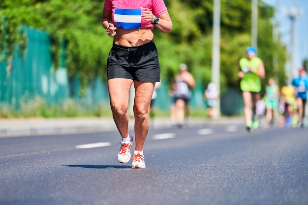 Marathonlopers in de stad