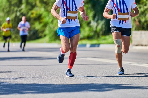 Marathonlopers op stadsweg fitness sportevenement