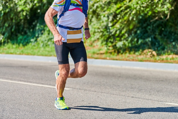 Marathonlopers op stadsweg fitness sportevenement