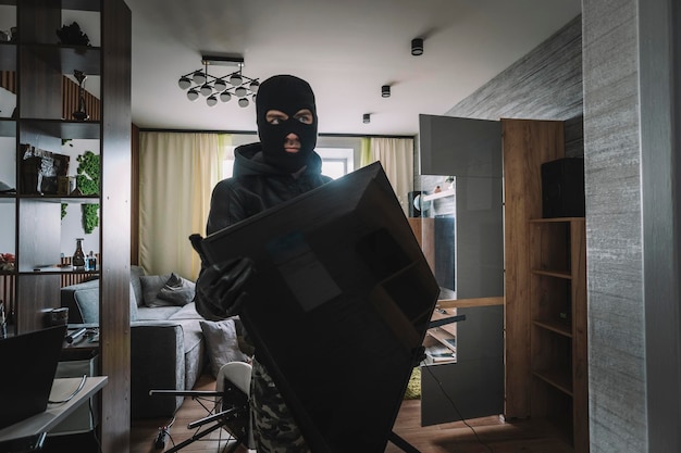 Foto marauder haalt tv uit een leeg appartement concept van diefstal van appartementen de inbreker