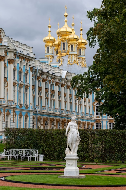 Фото Мраморная аллегорическая статуя мира и голубой дворец императоров