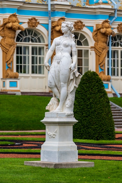 Foto statua in marmo allegoria della pace e palazzo degli imperatori blu