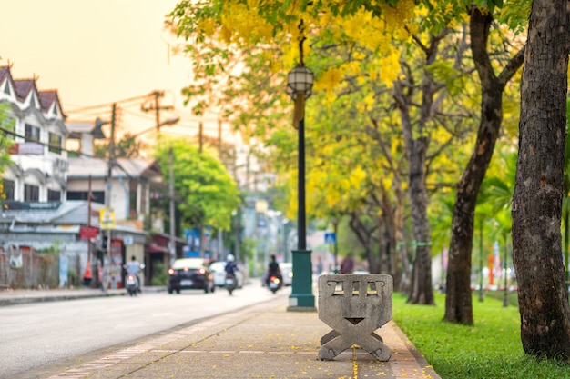 치앙마이에서 저녁의 바쁜 거리에 도시 해자 공원에서 대리석 벤치