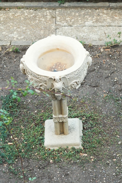 Foto ciotola in marmo nel giardino di palazzo livadia