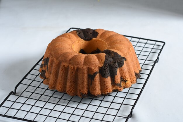 Foto torta di marmo su sfondo bianco