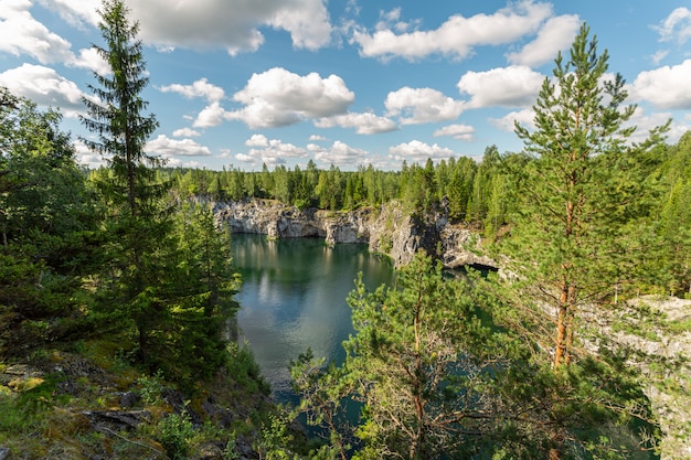 Foto marble canyon a ruskeala, carelia in estate.