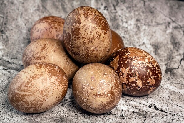 Photo marble easter eggs on a marble background brown happy easter