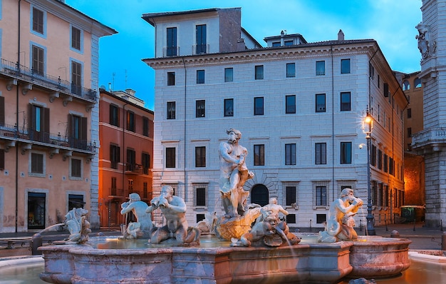 Мраморный фонтан на площади Навона ночью Рим Италия