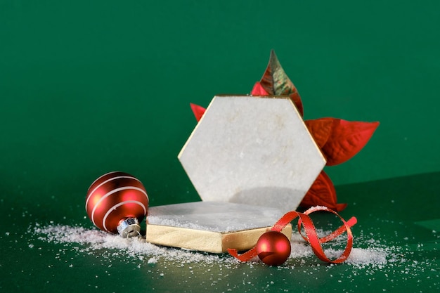 Podio esagonale in marmo con decorazioni natalizie invernali decorazioni natalizie con fiocco rosso e poinsettia