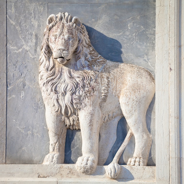 Leone in marmo sulla chiesa dei santissimi giovanni e paolo a venezia, italia