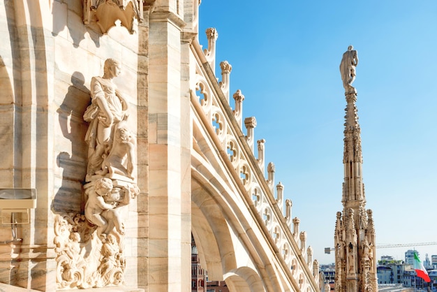 Statue e decorazioni in marmo della guglia sulla terrazza sul tetto del duomo di milano milano italia