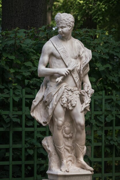 Statua in marmo dell'allegoria del mezzogiorno nel giardino estivo di san pietroburgo russia